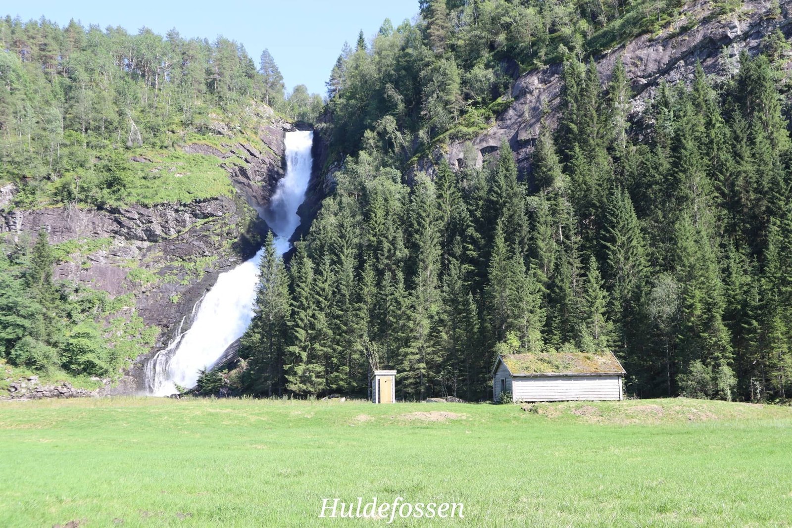 Huldefossen - chute - cabane - voyage - Norvège
