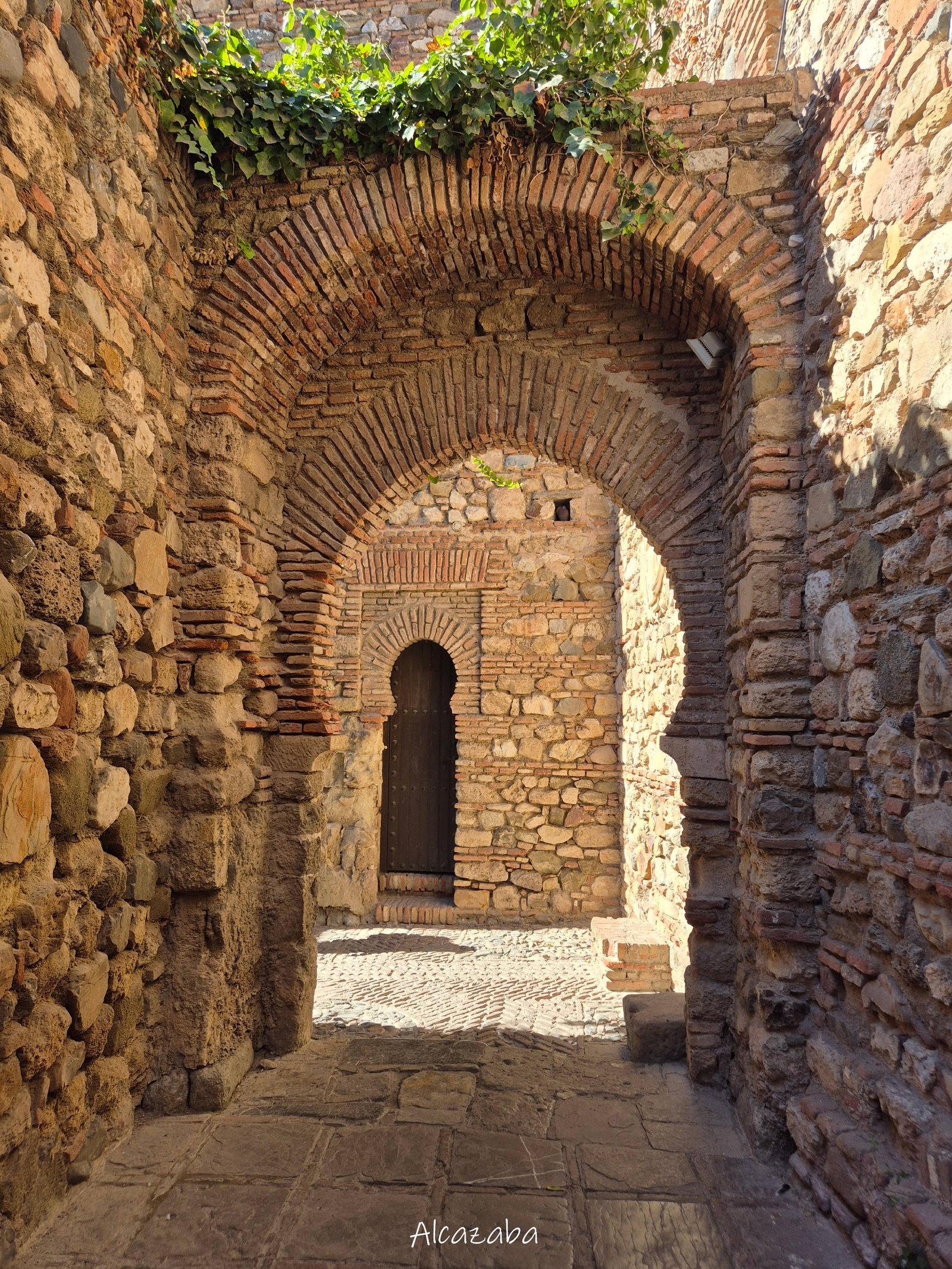 Malaga - Alcazaba - porte en pierre - ville - voyage