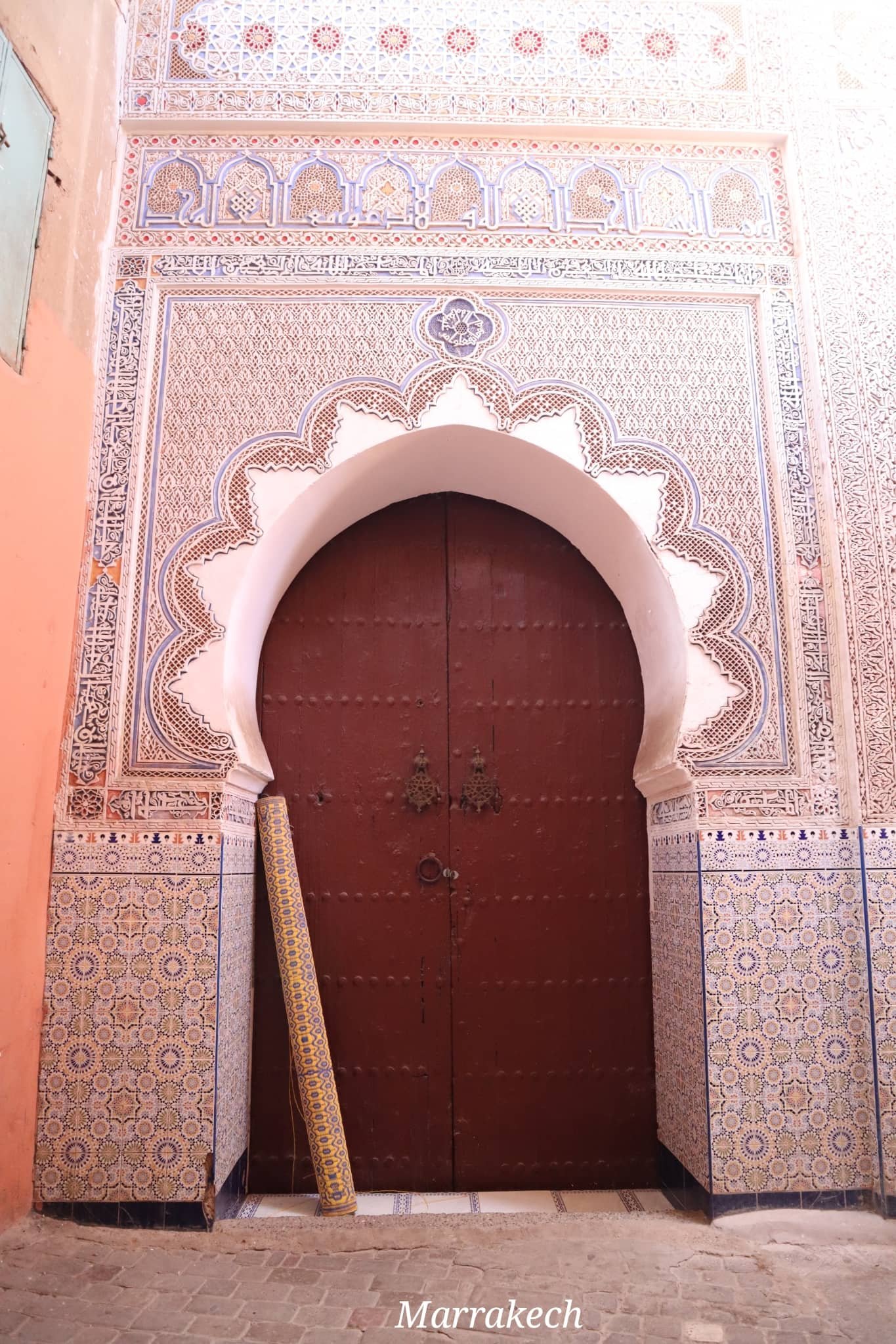 Marrakech - porte en bois - mur en faience - voyage