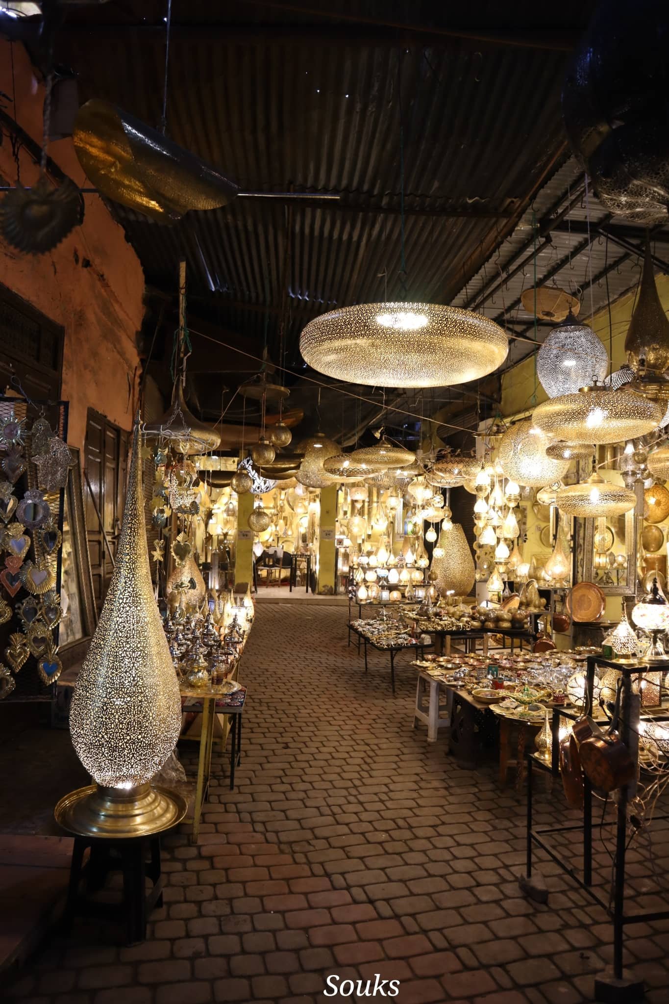 Marrakech - souk - lampes et luminaires éclairés - voyage