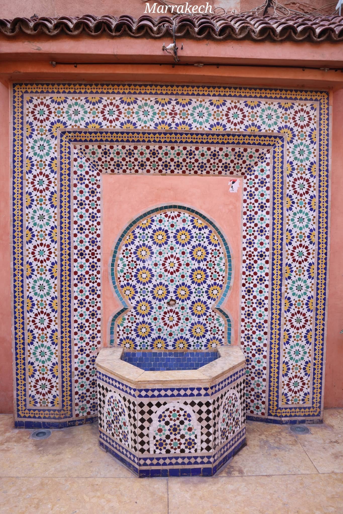 Marrakech - fontaine - murs en faience - voyage
