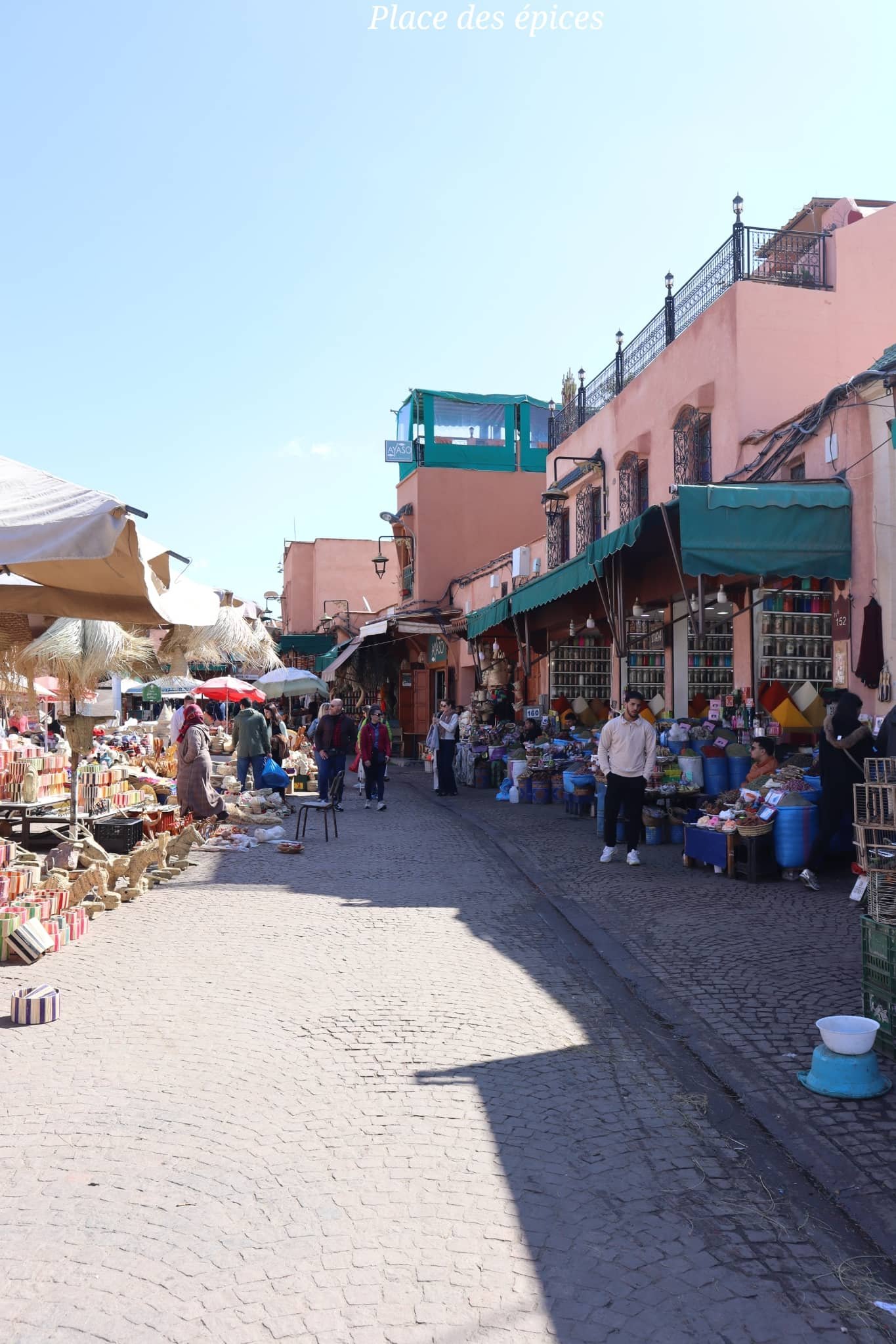 Marrakech - place des épices - stands de vendeurs - voyage