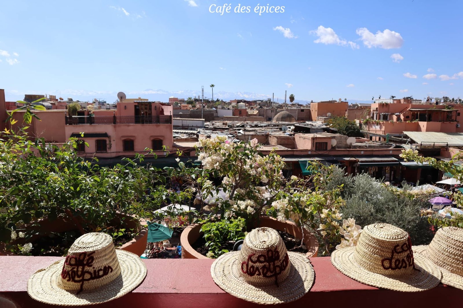Marrakech - café des épices - chapeaux de paille - vue sur Marrakech - voyage