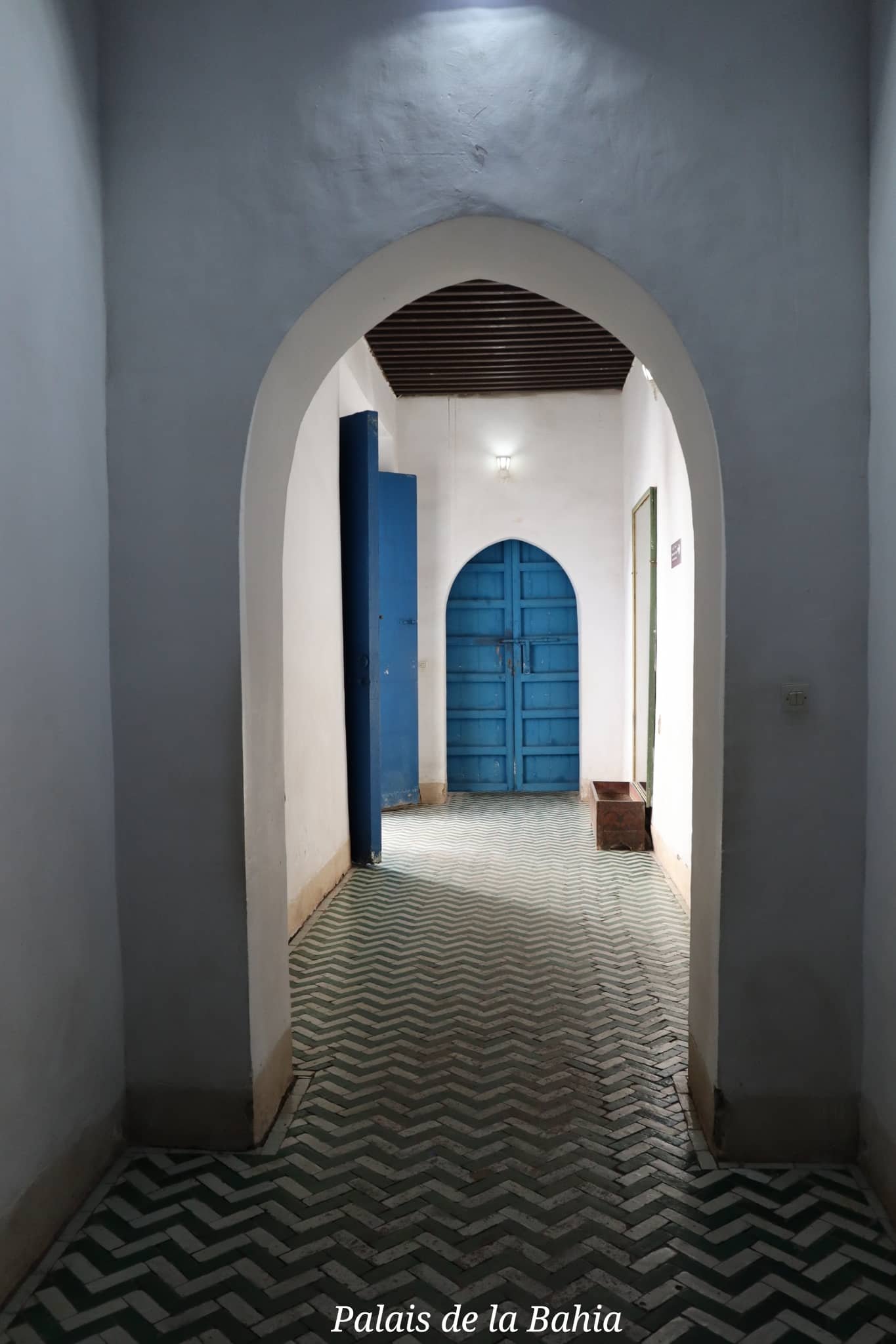 Marrakech - Palais de la Bahia - arche blanche - porte bleue - voyage