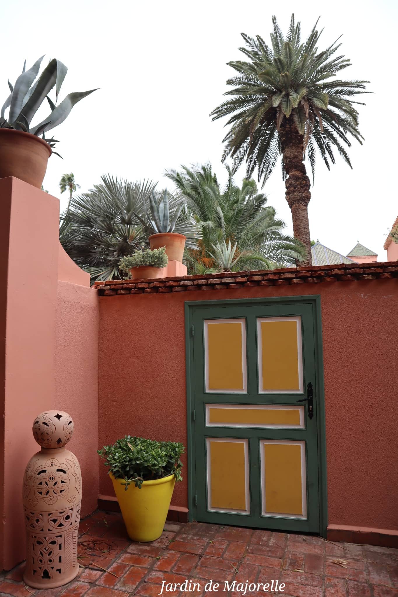 Marrakech - jardin de Majorelle - porte en bois colorée - voyage