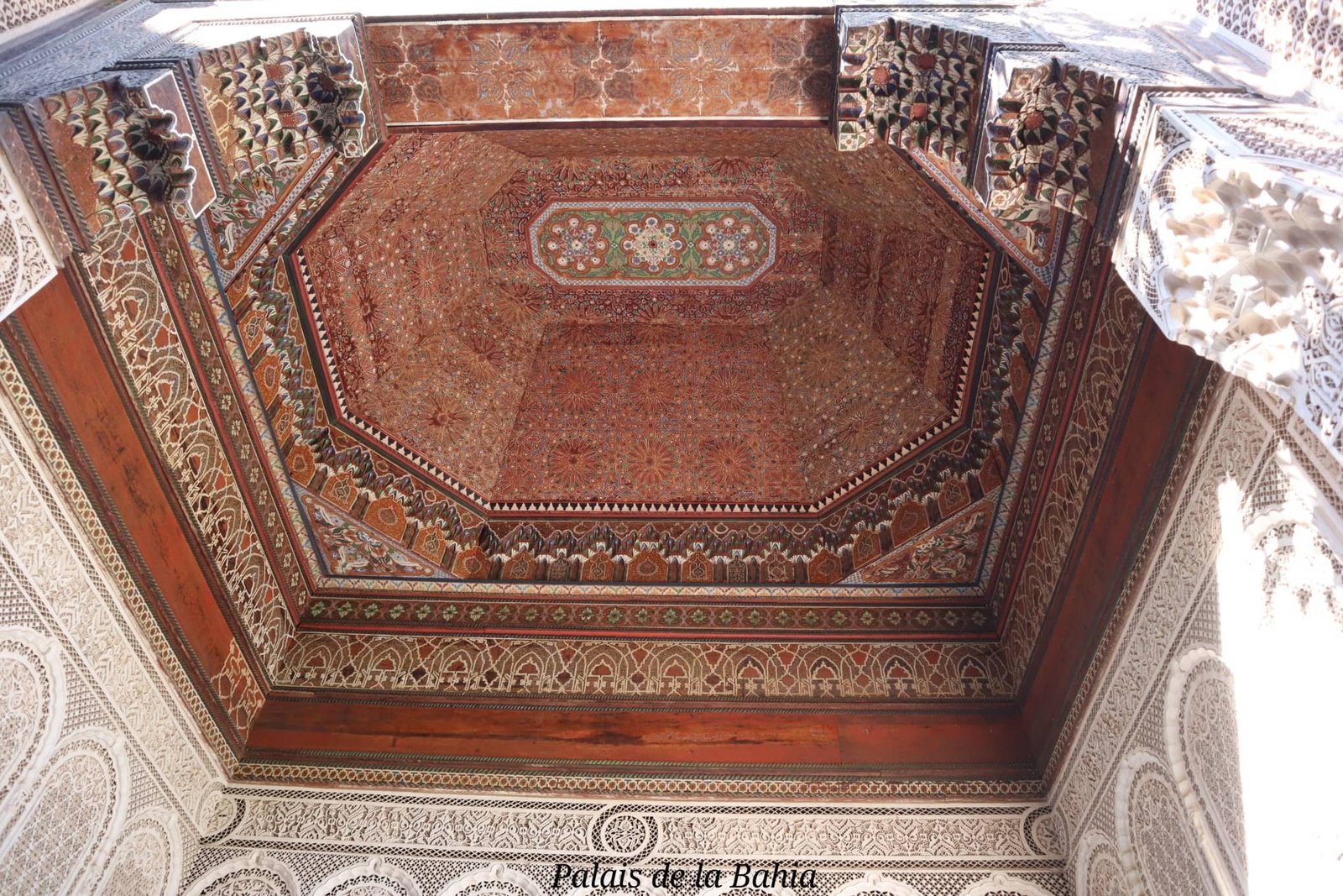 Marrakech - Palais de la Bahia - plafond coloré - voyage