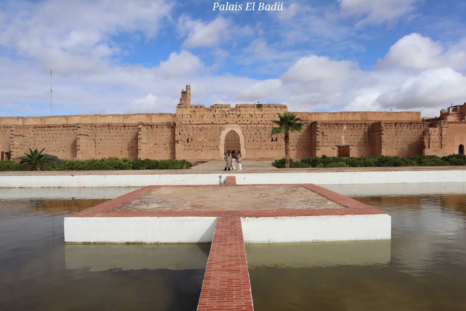 Marrakech - Palais El Badii - mur en pierre - pièce d'eau - voyage