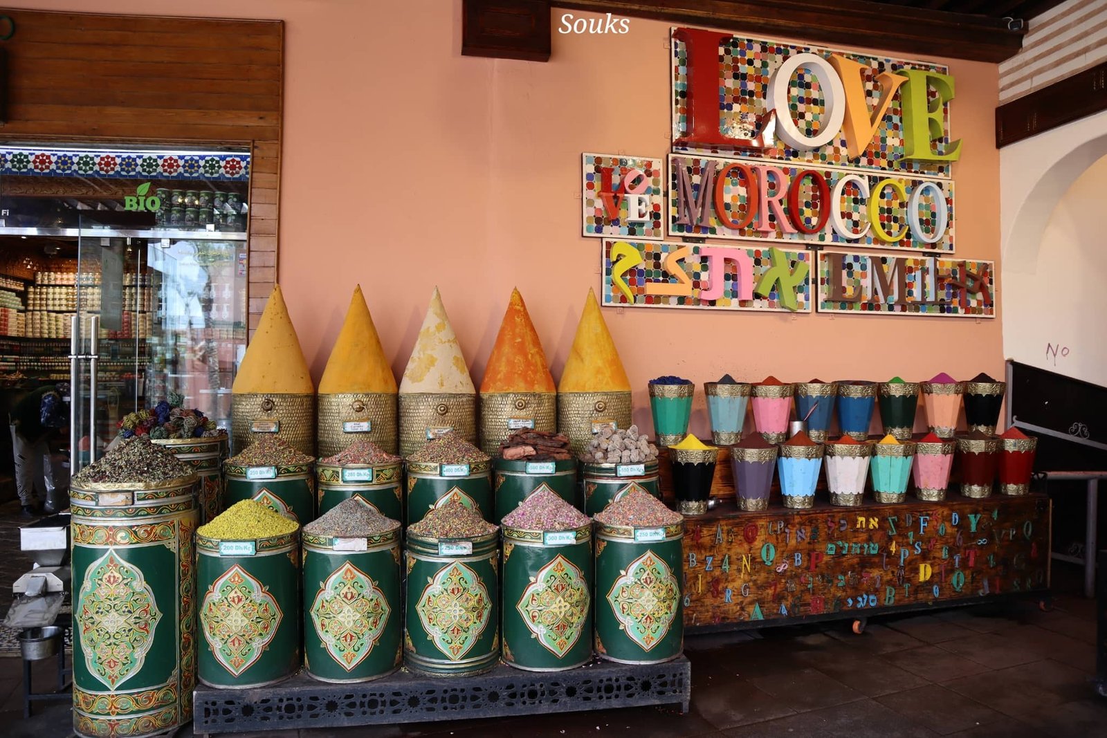 Marrakech - souks - vendeur épices - voyage