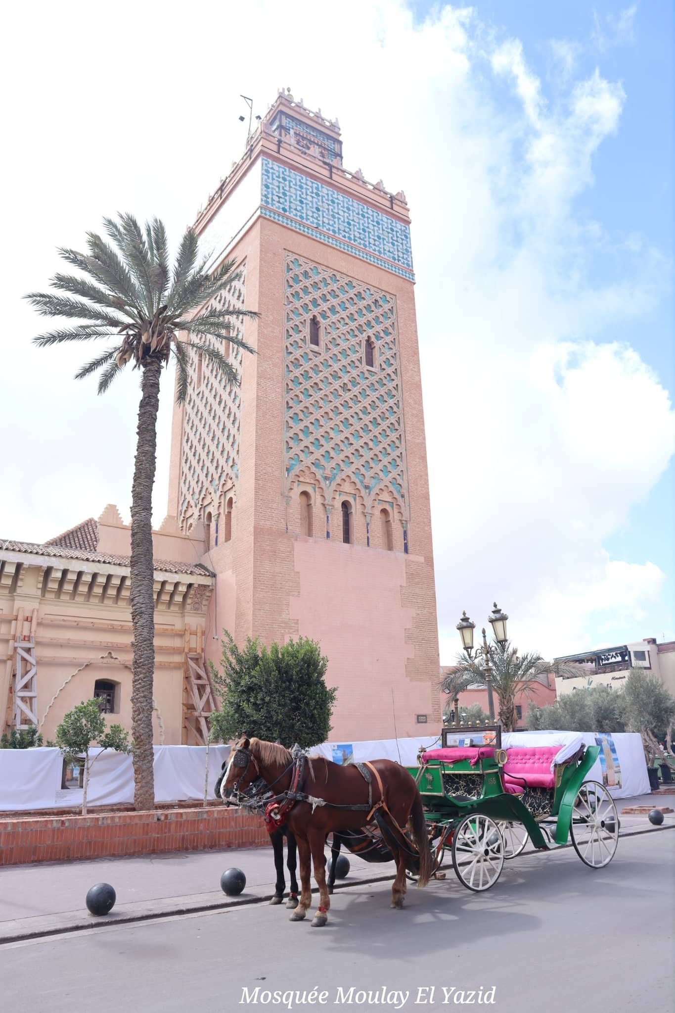 Marrakech - Mosquée Moulay El Yazid - calèche - minaret - voyage