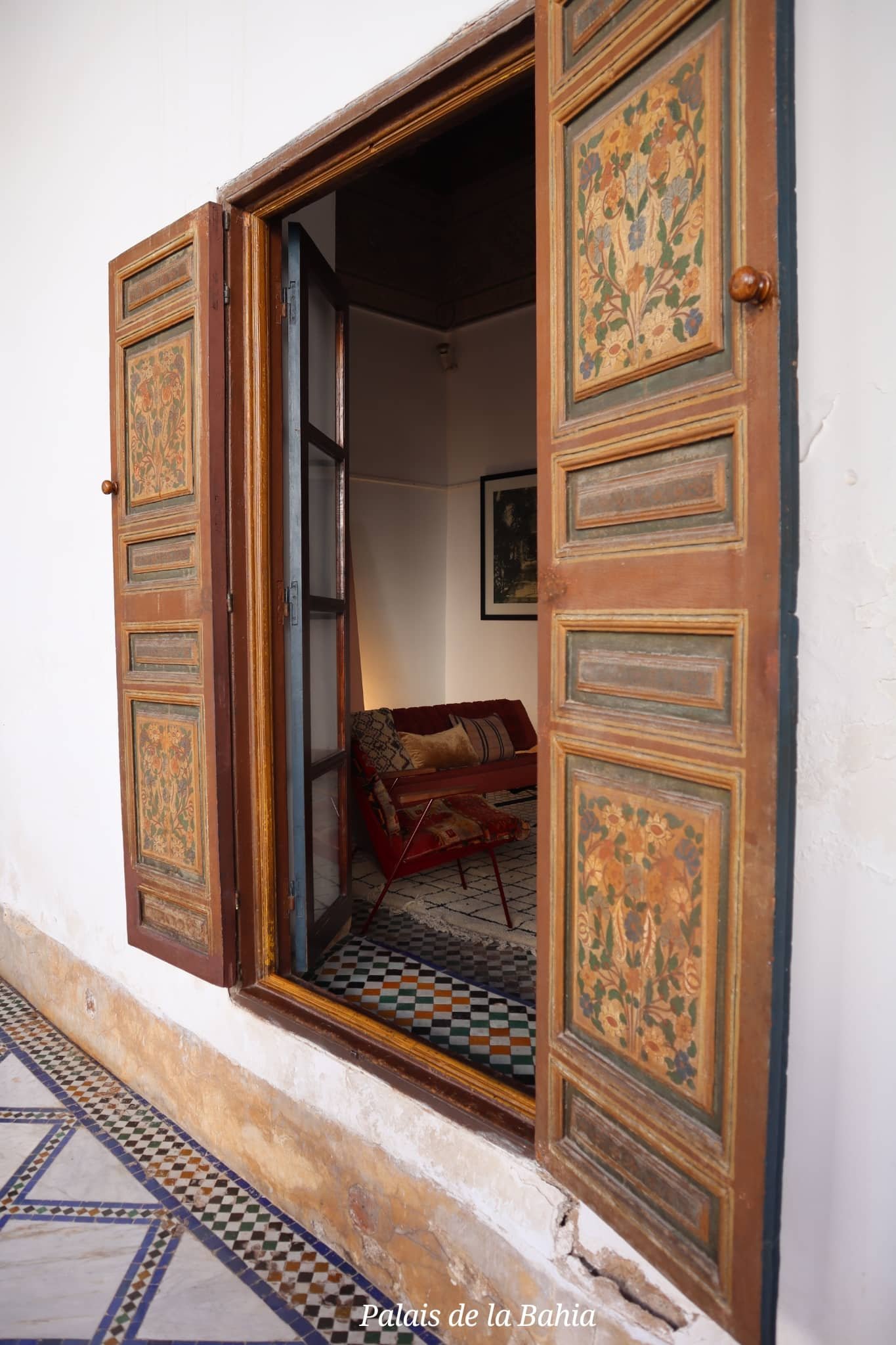 Marrakech - palais de la Bahia - porte en bois peinte - voyage