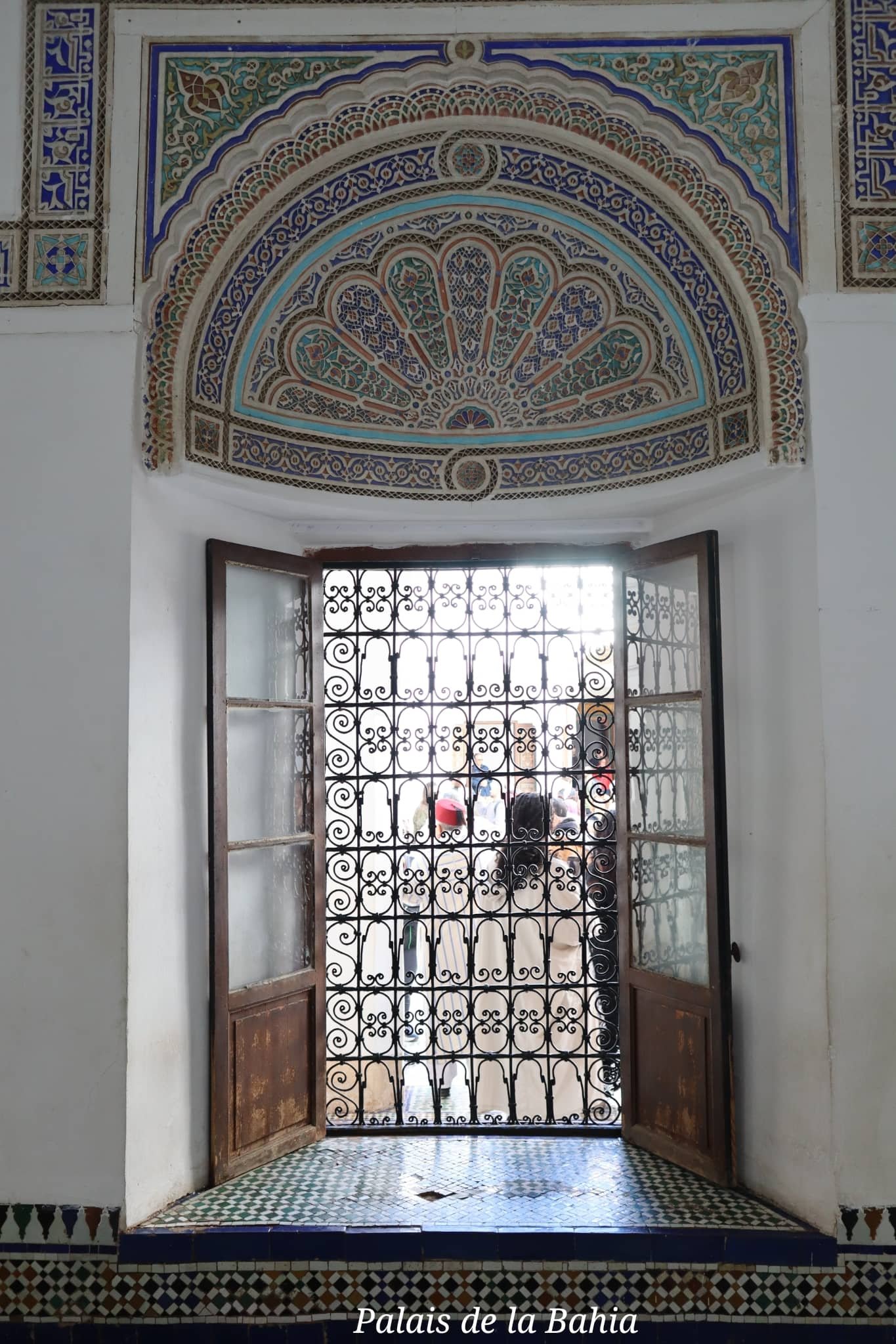 Marrakech - palais de la Bahia - fenêtre colorée - voyage