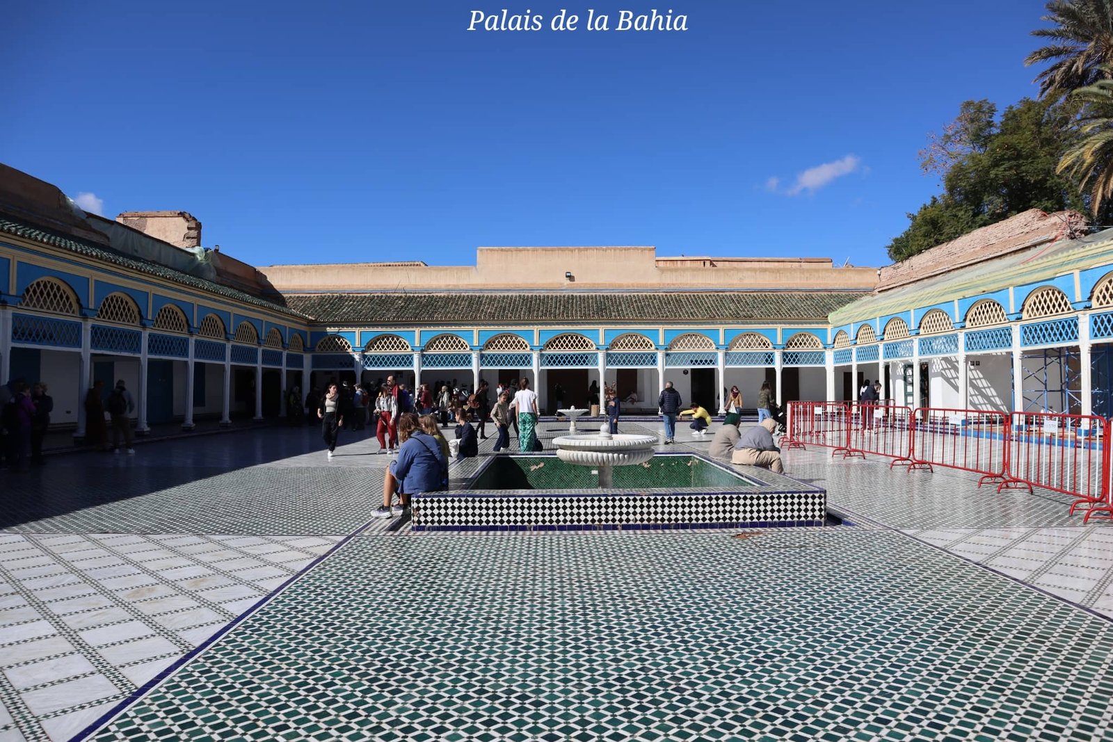 Marrakech - palais de la Bahia - cours intérieure colorée - voyage