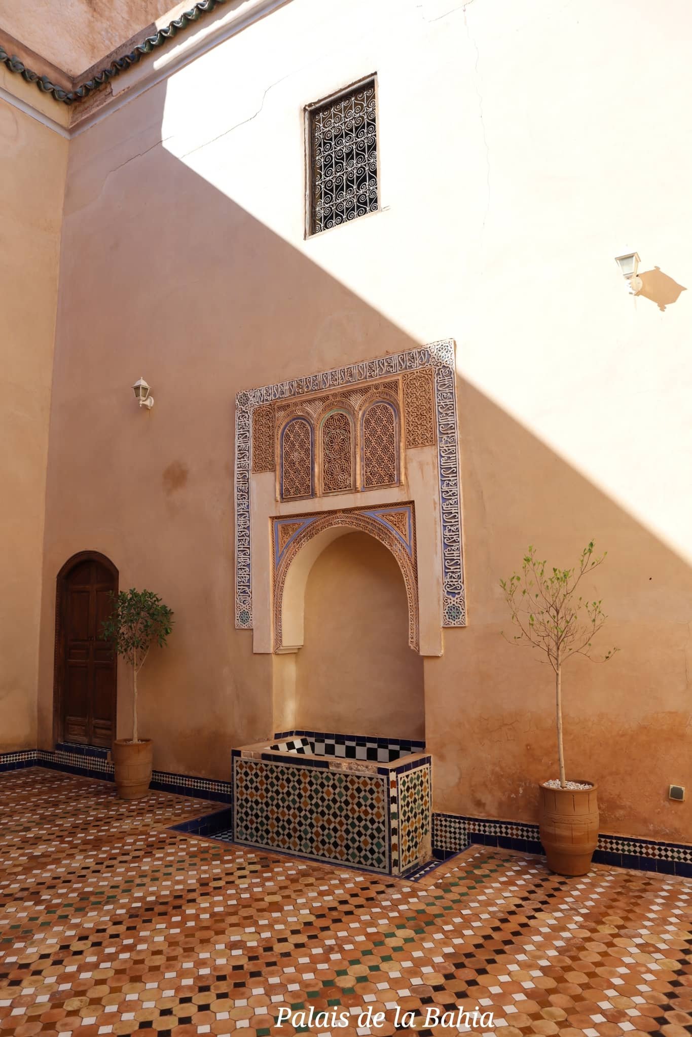 Marrakech - palais de la Bahia - mur coloré - voyage