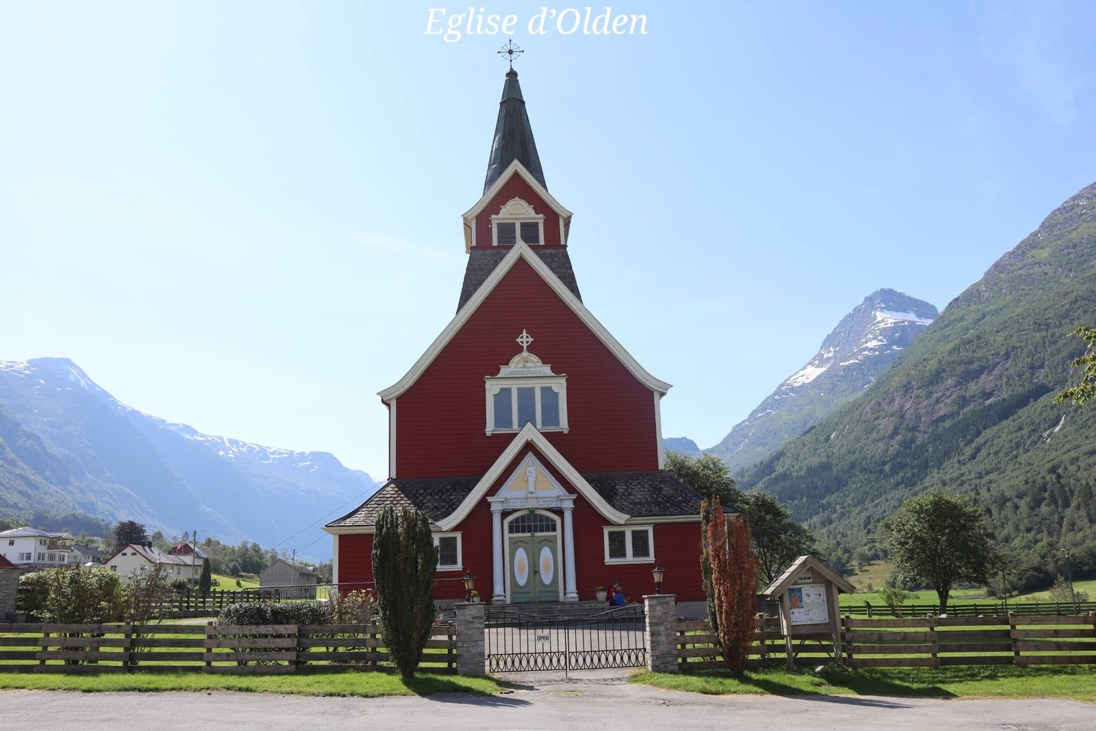 Olden - église rouge - montagne - voyage - Norvège